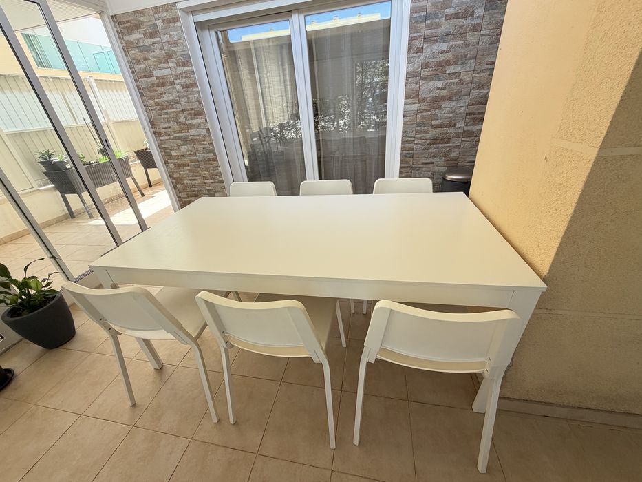 Mesa de refeições com 6 cadeiras