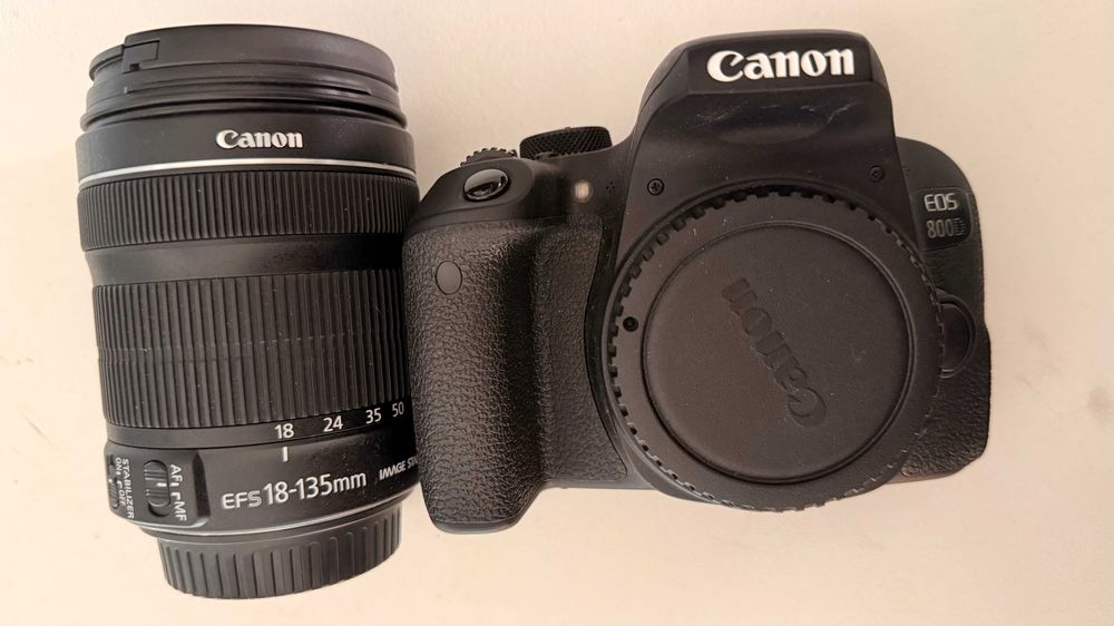 Canon 800D + Lente 18 - 135