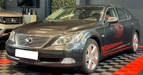 Lexus LS 4.6L - 381KM