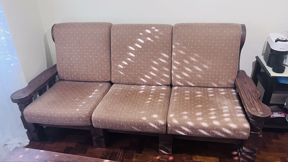 Sofá 3 lugares + mesa de apoio