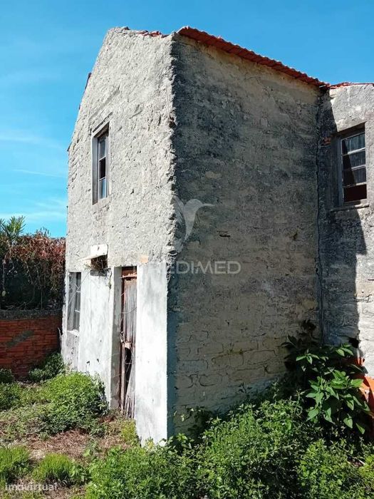Moradia T4 em Mataduços para Restauro