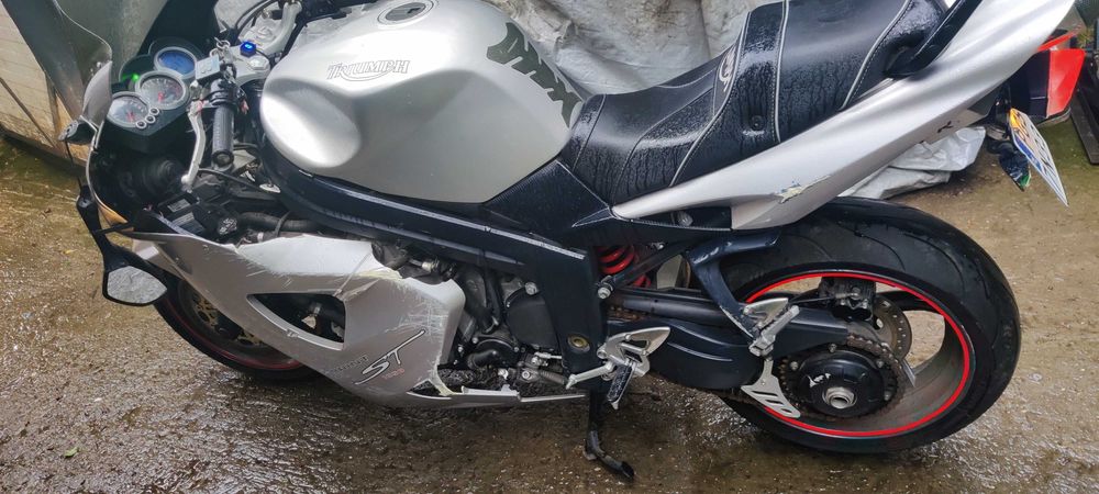 Części Triumph Sprint 1050 lampa kanapa wydech felgi lagi licznik bak wahacz silnik