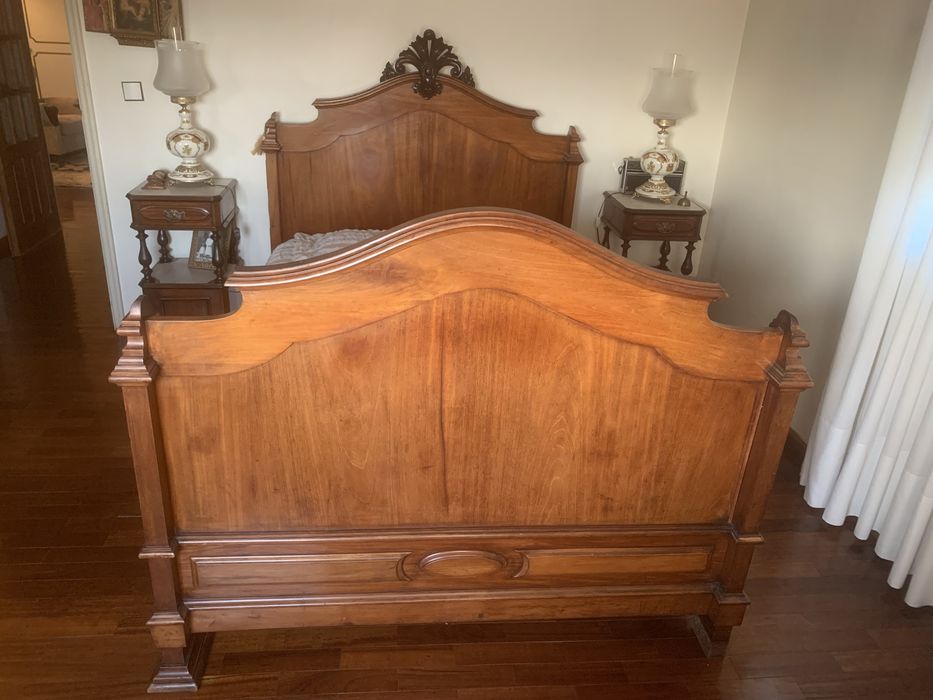 Cama romantica em vinhático e pau santo