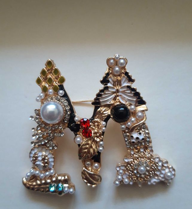 Broszka z litera M styl glamour