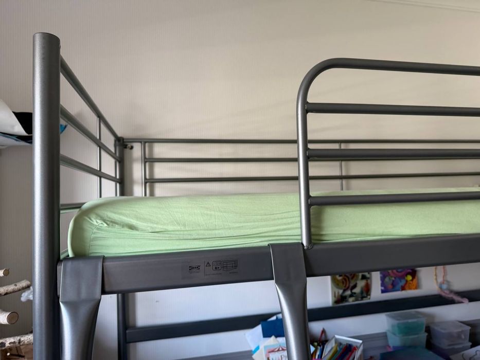 Łóżko na antresoli IKEA SVÄRTA 90x200 cm + materac (stan idealny, Wilanów)