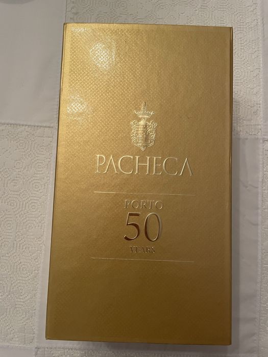 Caixa e garrafa Pacheca 50 anos