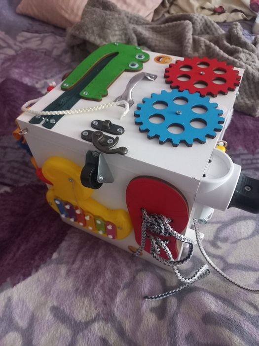 Продам бізікуб  дитяий