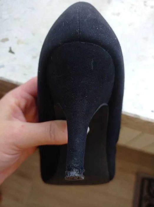 Buty na obcasie zamszowe