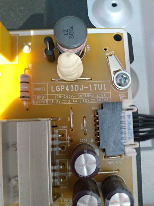 Smart TV LG 43un71006, ecrã partido, referência das placas nas fotos