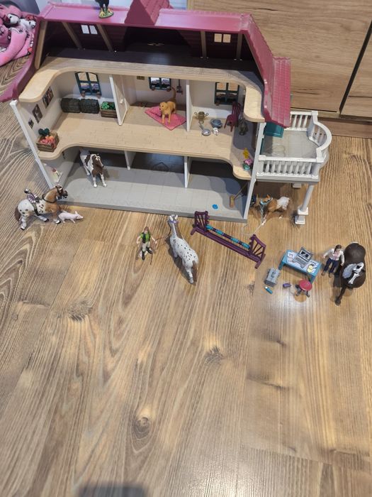 Sprzedam domek że stajnią Schleich