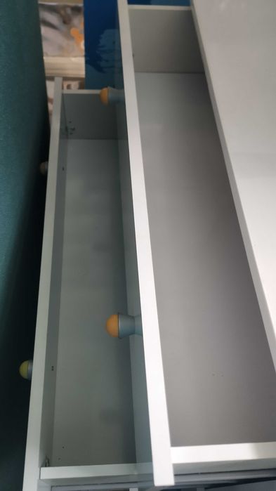 Cómoda com 4 gavetas quase nova