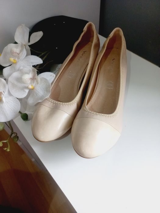 Nowe Eleganckie buty damskie   bezowe na małym koturnie 39