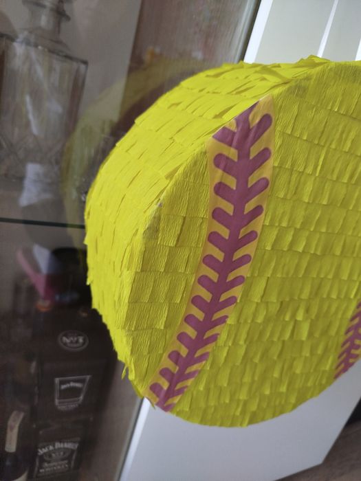 Piniata piłka do softballu żółta