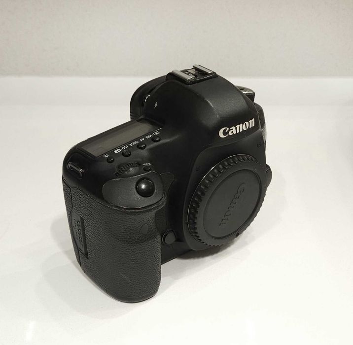 Body Canon EOS 5D Mark III + akumulatory ładowarka karty pamięci pasek