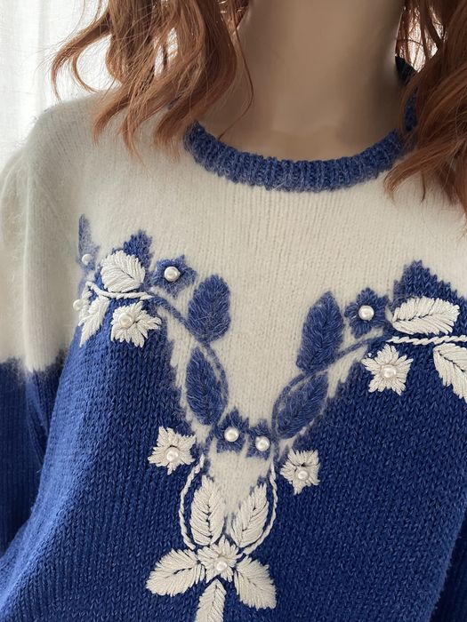 Zjawiskowy sweter ze zdobienie angora haft biały niebieski xl