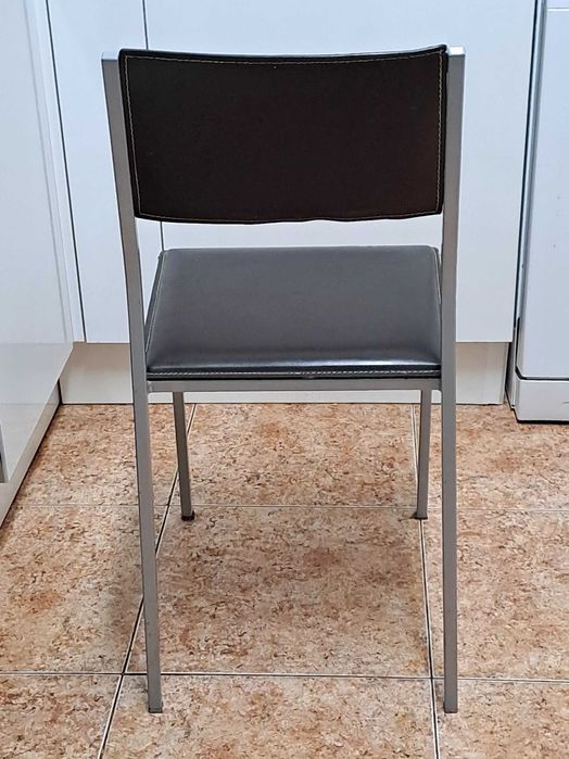 Conjunto de 4 cadeiras de estrutura metálica, com almofadas, para mesa de cozinha