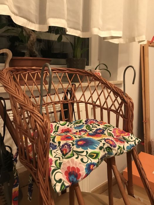 Handmade wiklinowa huśtawka niemowlęca z podnóżkiem i poduszką