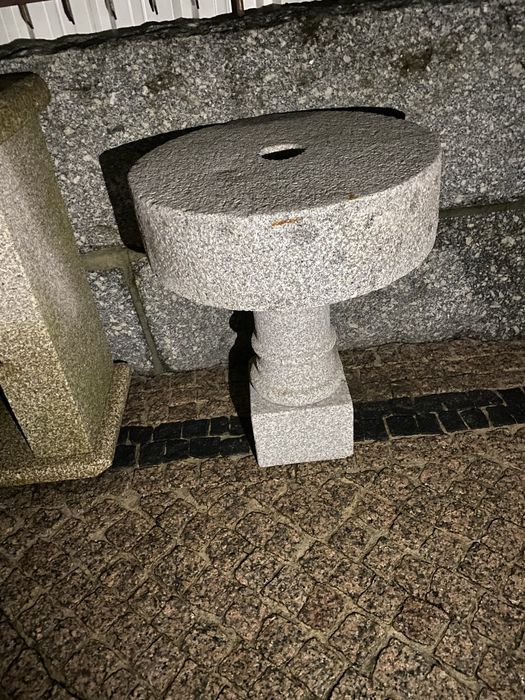 Mesa de pedra de uma mó essa mó foi feita a maõ