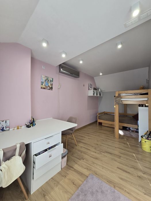 Продаж будинку-напівособняка розташований в спокійному районі міста