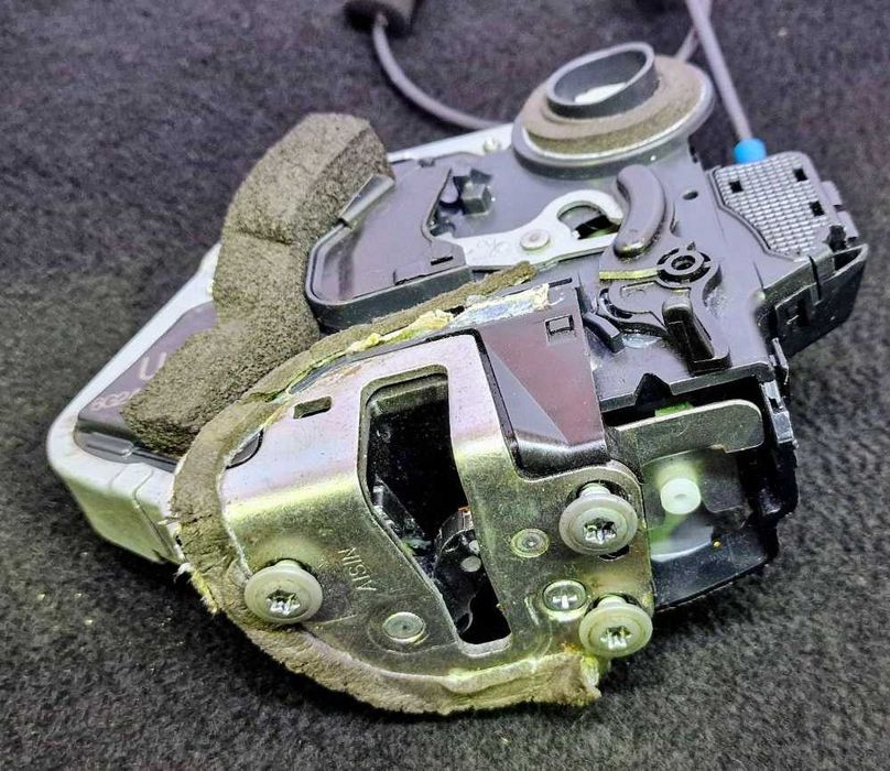 Fechadura / Fecho Porta Trás Esquerdo - TOYOTA AVENSIS