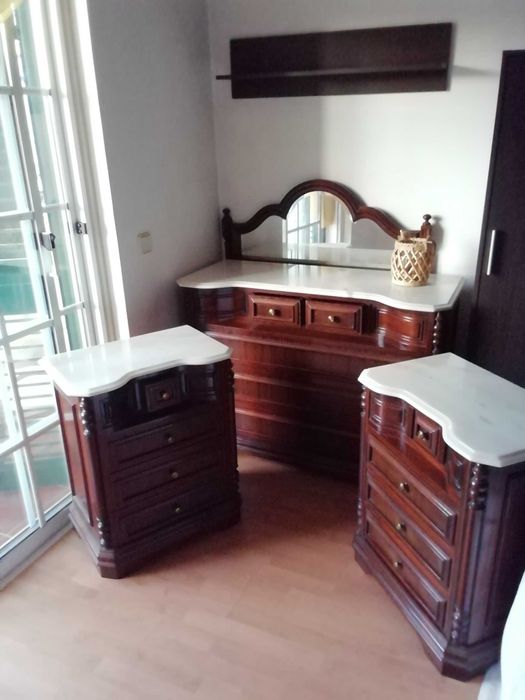 Móveis de quarto em muito bom estado. Madeira macissa.