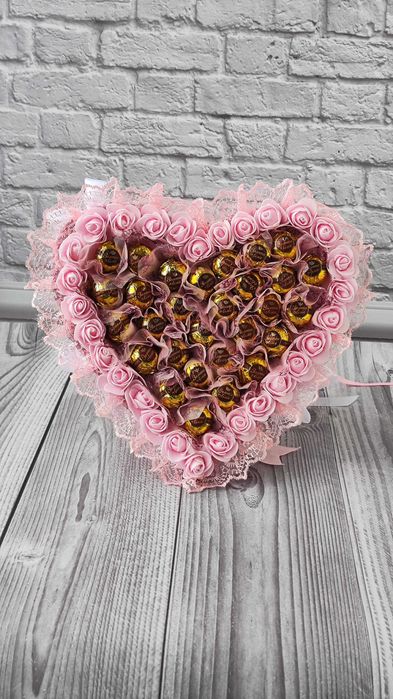 Букет серце для дівчини на день закоханих, подарунок из конфет
