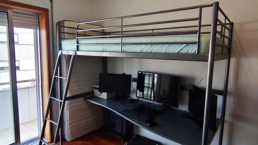 Cama Alta / Beliche Superior IKEA SVÄRTA (Cinza/Prata) com Tampo Secretária (Modelo descontinuado)