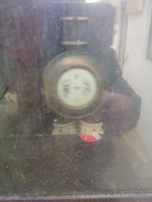 Bonito relógio alemão. A funcionar. A madeira precisa de carrinho.