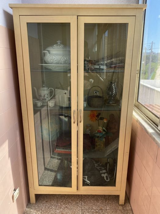 Movel de madeira com vitrine