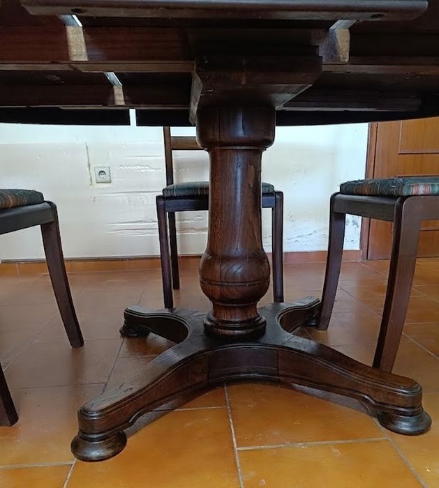 Mesa de Jantar Redonda Extensível em Madeira Maciça + 4 Cadeiras