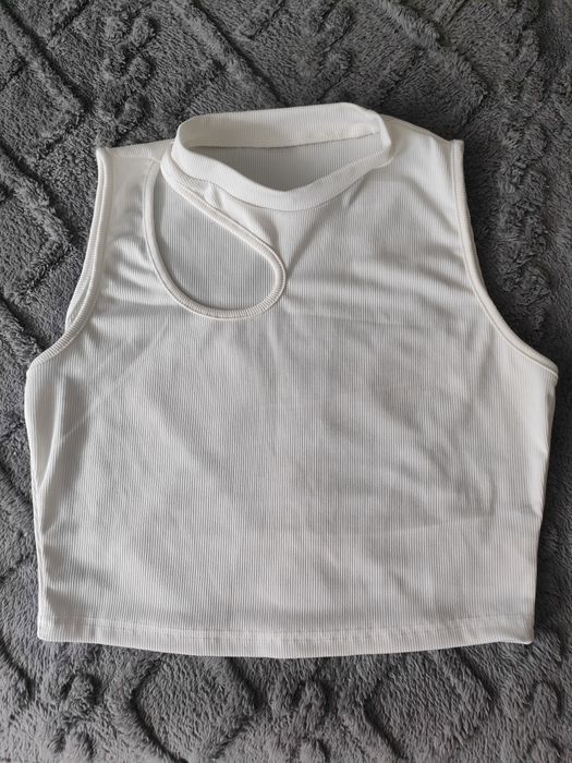 Crop top biały na lato bez ramiączek prążkowany