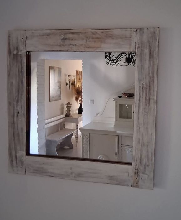 Lustro w drewnianej ramie