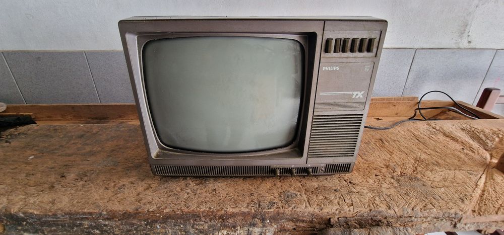 TV Philips preto e branco