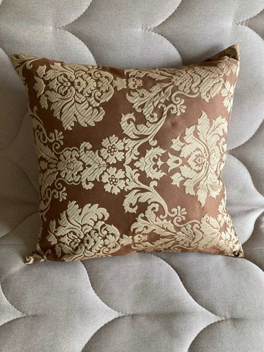 Декоративна наволочка з об’ємним візерунком