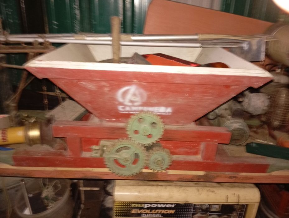 Vende-se esmagador de uva em madeira