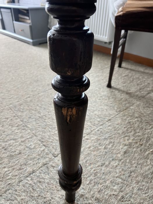 Stół drewniany, rozkładany z 4 krzesłami
