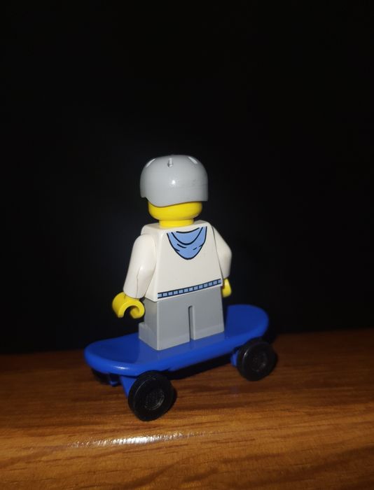 minifigurka Lego City street skater deskorolka