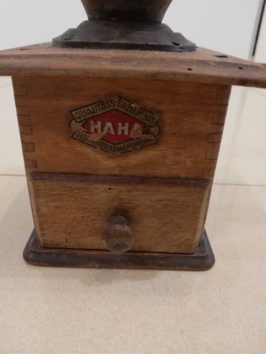 Stary drewniany młynek do kawy na korbkę ręczny