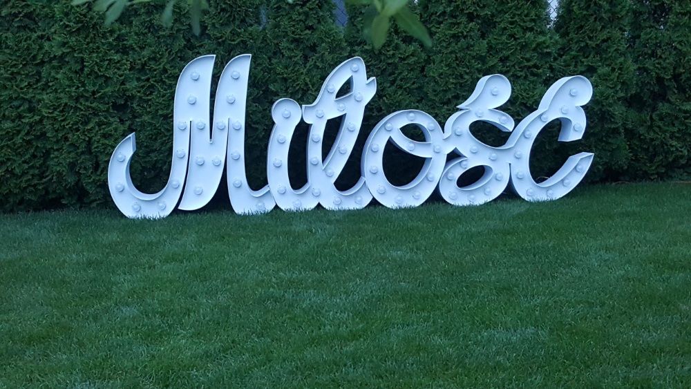 Miłość napis żarówkowy pisany