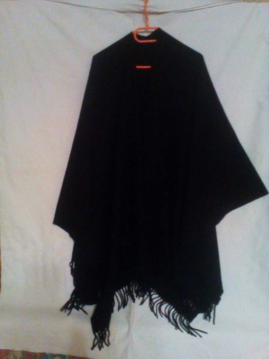 Накидка из итальянской шерсти Цвет черный.