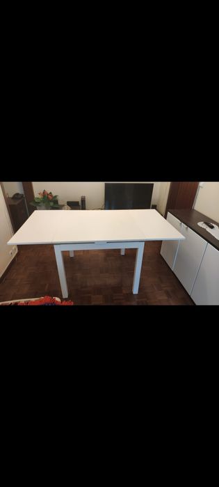 MESA de madeira pintada de branco. Para DESOCUPAR