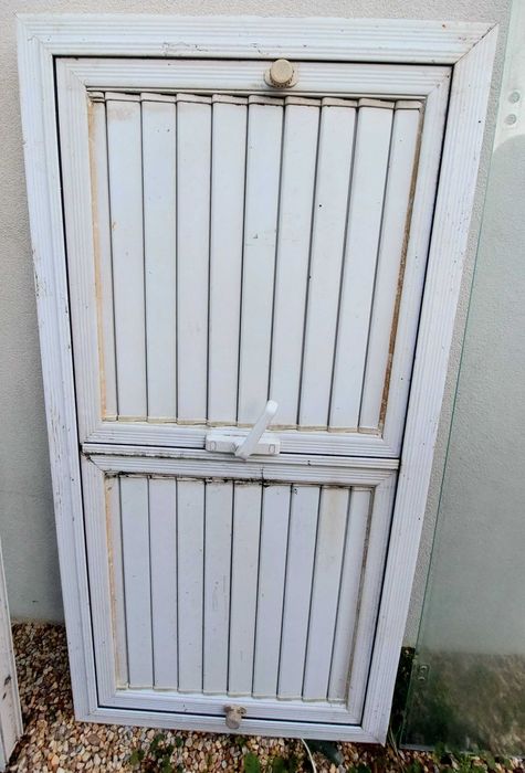 Janela em alumínio branco com lâminas orientáveis