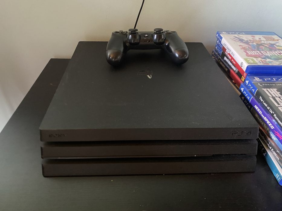 Ps4 pro 1tb + pad + 11 gier z płytą+ Kamera V2