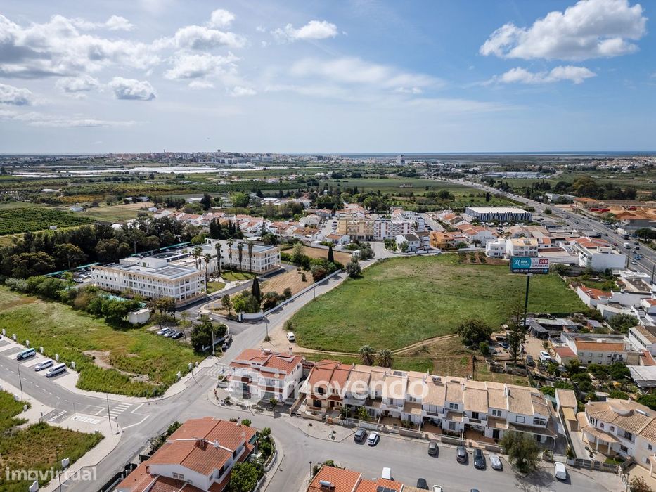 Moradia T4, com áreas amplas e jardim, em Faro