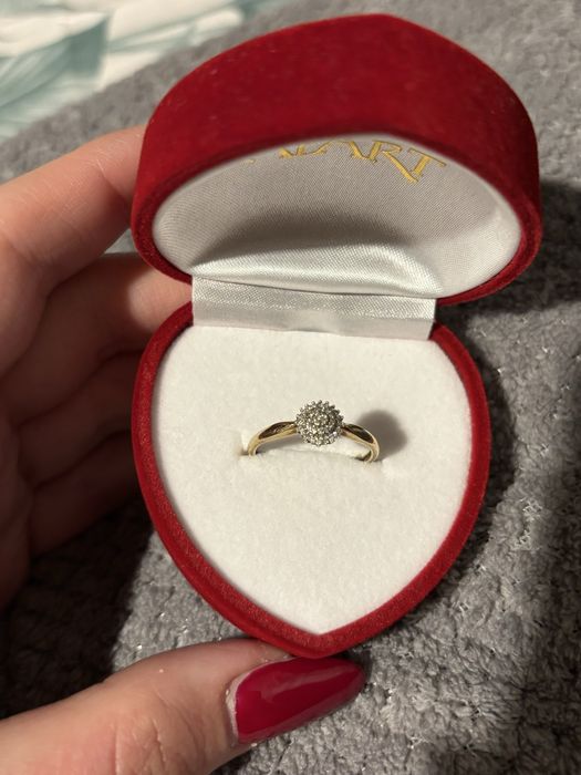 Złoty pierścionek z 36 diamentami