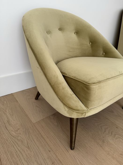 Poltrona de veludo em cor verde oliva