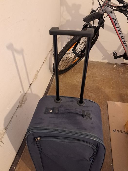 Walizka ciemnogranatowa