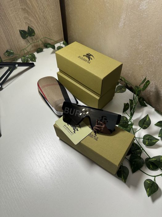 Сонцезахисні окуляри Burberry з комплектом