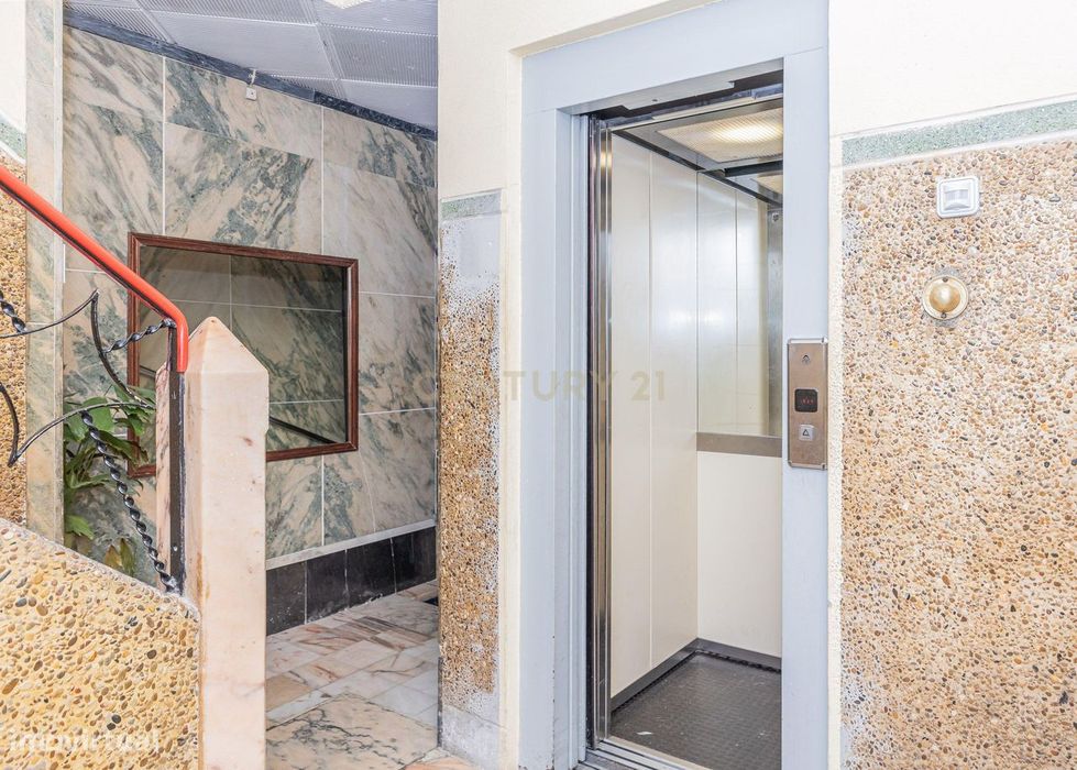 T2 Totalmente Remodelado | Dafundo – Cruz Quebrada | 80 M² | Elevador