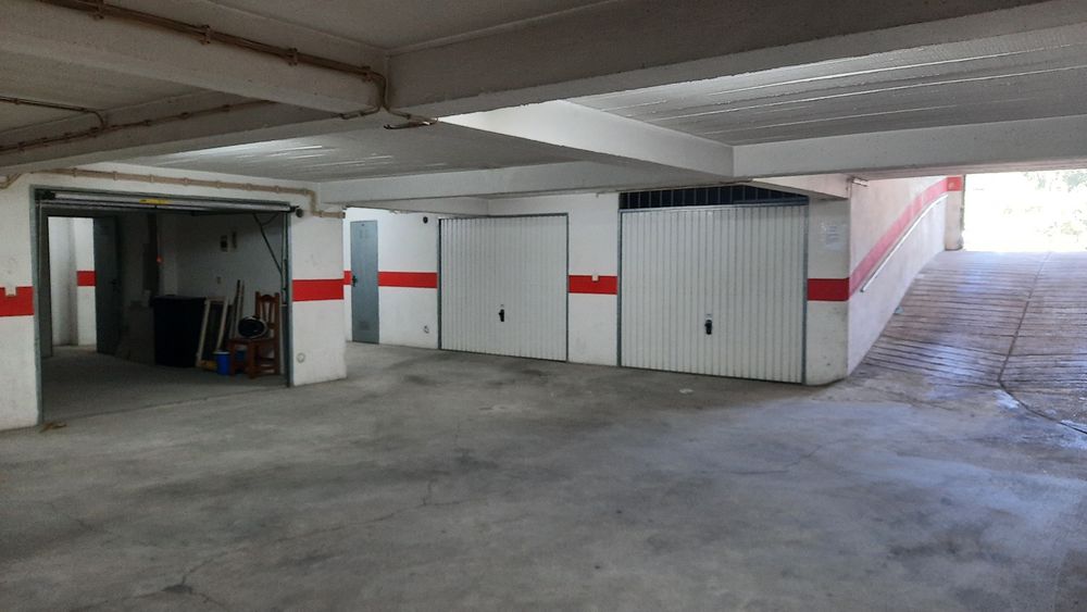 Garagem Box Fechada com Portão Automático e Eletricidade – Rio de Mouro